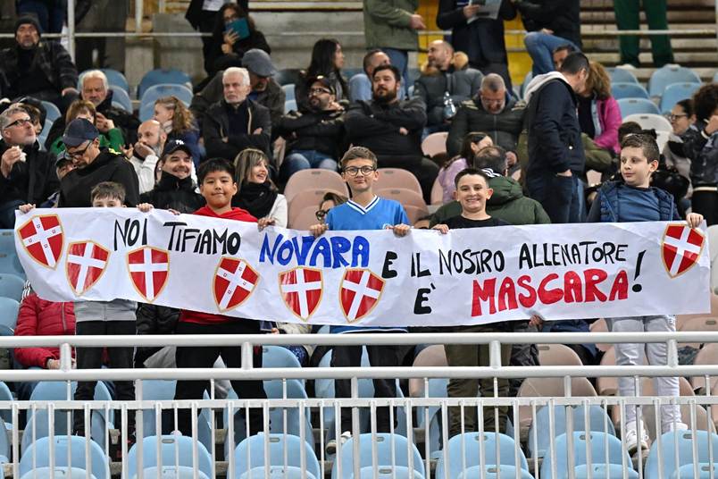 Immagine che contiene persona, vestiti, aria aperta, uomo

Il contenuto generato dall'IA potrebbe non essere corretto.